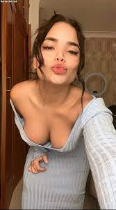 83 pretty brunette chick sexy cleavage selfie 100hcp - Thesexier