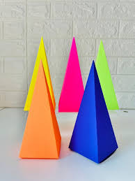 10 caixas piramide neon com relevo poá