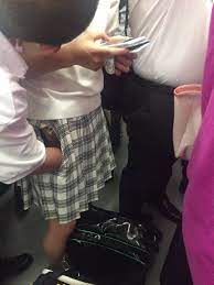 画像】JKさん、電車内で手マンされてしまう | まとめちゃんねっと