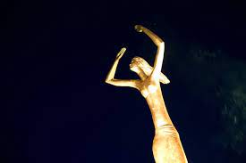 Aber eigentlich heißt die vergoldete bronzeplastik des rostocker bildhauers ené slawow „esperanza, auf deutsch: Esperanza Statue Begrusst Seereisende In Warnemunde Rostock Heute