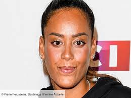 Update required to play the media you will need to either update your browser to a recent version. 2021 Amel Bent Thinned Her Jeans And Shirt Look Of The Moment That Makes Us Crack Woman Current Le Mag