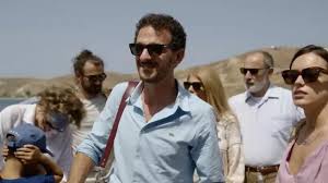 Les lunettes de soleil Persol portées par Jean (Vincent Dedienne) dans le  film I Love Greece | Spotern