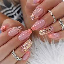 Розовые ногти с золотыми блестками