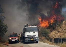 Όπως αναφέρει το thebest.gr, η φωτιά πλησιάζει τα πρώτα σπίτια στις καμάρες και την ίδια ώρα. Ucz68je1zuubam