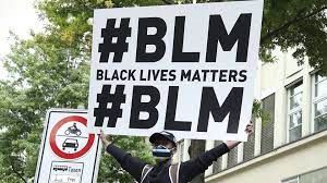 Black lives matter (blm, englisch für schwarze leben zählen) ist eine transnationale bewegung, die in den vereinigten staaten entstanden ist und sich gegen gewalt gegen schwarze bzw. Tod Von George Floyd Was Bedeutet Black Lives Matter Ndr De Kultur Sendungen Was Fragst Du