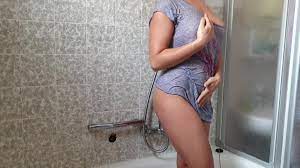 Frau mit großen Möpsen masturbiert in der Dusche