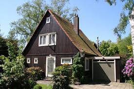 Deze woningen werden in de jaren 50 gedeeltelijk prefab met de trein aangeleverd vanuit oostenrijk. Oostenrijkse Buurt Provinciale Monumentenlijst Drenthe