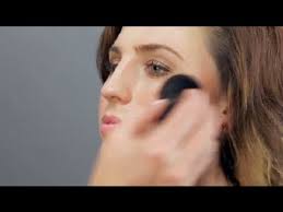 how to use a kabuki brush makeup tool