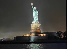أين يقع تمثال الحرية رمز لحرية أمريكا