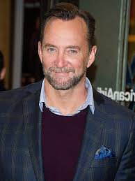 He is a famous medical professional but his fame is more attributed to the fact that he also is the partner/husband of renowned fashion consultant and 'what not to wear' host clinton kelly. Clinton Kelly Returns To Tlc Hosting Dating Makeover Show With Devyn Simone People Com