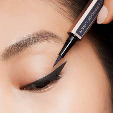 apply eyeliner for beginners