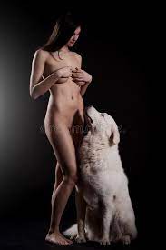 Nackte Frauen mit Hund stockbild. Bild von hund, hintergrund - 50182239