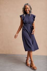 how to accessorize a navy blue dress