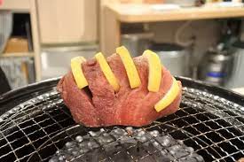 たん元ブロック肉にレモンを挟んだ「“肉塊”レモン牛たん」 - 梅田経済新聞