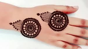 The glamorous back hand mehndi design has been made just for those girls who are desirous of looking beautiful and attractive, especially on festive occasions. Gol Tikki Beautiful Backhand Jewellery Blossoms Of Love Beautiful Mehndi Designs Facebook