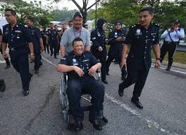 Semakan mendapati pegawai kanan polis berusia 39 tahun itu masih bertugas di sebuah ibu pejabat polis daerah (ipd) dalam kawasan kontinjen selangor. Polis Selangor Buru Suspek Kain Rentang Burukkan Pdrm