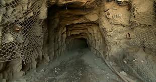 Resultado de imagem para Fotos ou imagens da mina no Chile onde estiveram soterrados 33 mineiros