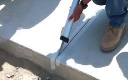 ¿Cómo y con qué material se sellan las juntas en las losas de concreto?