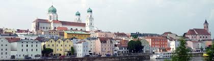 Founded over 2,000 years ago, this is one of the oldest cities in bavaria, an important point for roman history, and a popular cruise ship stop. Passau Sneep