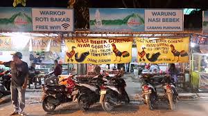 Jom santai di sambal lalapan. Penjual Bebek Goreng Cantik Surabaya Viral Diserbu Pembeli Kuliner Indo