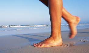 marchez les pieds nus sur le sable ou
