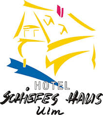 Het hotel staat zelfs in het guines book of records 1997 als scheefste hotel van de wereld. Home Hotel Schiefes Haus Deutsch