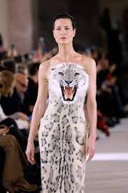 Schiaparelli: Sind die ultra-realistischen Tierköpfe des Modehauses eine  unverantwortliche Verherrlichung von Trophäenjagd? | GLAMOUR