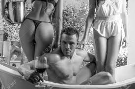 お風呂でセクシーな男はワインを飲みます。三人組の概念。一緒に浴槽にいる3人。お風呂でスウィンガー、乱交またはトリオ。バイセクシャルの女性。性的空想。の写真素材・画像素材  Image 182923875