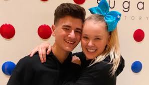 Jojo siwa is an american singer, dancer and youtube personality who's famous for donning big bows in her hair and for her hit singles boomerang and hold the drama. Jojo Siwa Just Revealed How She Met Her Boyfriend Kiss
