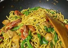 If you've never heard of mee goreng, you need to get it on your radar. Resepi Mee Goreng