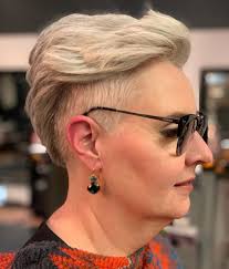 Which are the best short haircuts for older women 2020? 50 Best Short Haircuts For Women That Are On Trend In 2021 Hairadviser