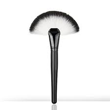 single large fan makeup brush