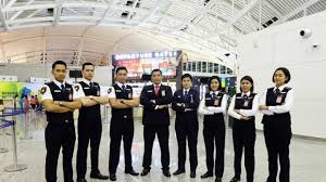 Dengan gerakan tangan, mereka mengatur pilot. 5 Profesi Yang Ada Di Bandara Selain Pilot Dan Pramugari Rencanamu