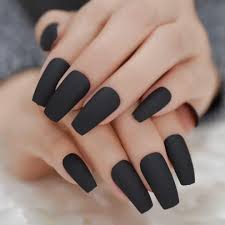 Y es que además de esto el color negro en las uñas acrílicas es uno de los colores más importantes en la actualidad. Unas Con Esmalte Negro Como Kendall Jenner En Los Emmy 2019