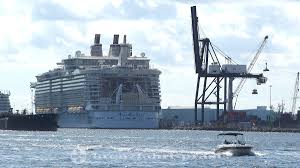 Her gross tonnage is 225,282, and at double occupancy she carries 5,490 passengers. Allure Of The Seas 2020 In Modernem Outfit