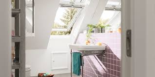 Таванският прозорец на тавана, в допълнение към осветлението и вентилацията на банята, позволява използването на повече пространство в стаята. Idei Za Bani Vizhte Kakvo Predlaga Velux Za Banyata Vi Vizhte Idei Za Bani Tuk