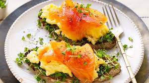 It doesn't even need cooking! Low Carb Keto Breakfast Recipe Scrambled Egg With Smoked Salmon And Salad Cress 2020 Youtube