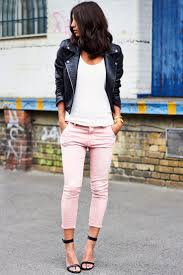 What Top Goes With Pink Jeans