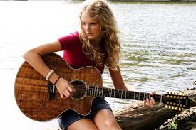 At the age of 14, swift moved to hendersonville, tennessee to pursue her career in country music. Rare Photos Of Taylor Swift Before Fame Taylor Swift Guitar Photos Of Taylor Swift Taylor Swift Pictures