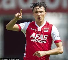 ˈsteːvə(n) ˈbɛrxœys, born 19 december 1991) is a dutch professional footballer who plays as a winger for feyenoord and the netherlands national team. Watford In Talks With Az Alkmaar For Dutch Winger Steven Berghuis Daily Mail Online