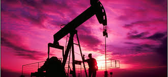 Résultat de recherche d'images pour "hommes à la peine sur un champ de pétrole"