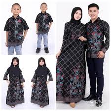 Contoh baju copel ayah ibu waktu acara lamaran anak : Model Baju Couple Batik Muslim Terbaru Currentyear
