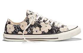 Converse sokak modasında en çılgın ve renkli ürünleri ayakkabılara yansıtan bir markadır. Andy Warhol Mais Uma Vez Colore Os Tenis All Star Da Converse Ftcmag