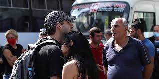 Menschen haben sich in armeniens hauptstadt versammelt, um sich als freiwillige registrieren zu lassen. Gefechte Um Berg Karabach In Richtung Front Taz De