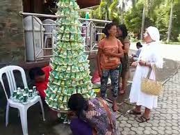 Pohon natal ini sebagai pesan kepada umat yang mengikuti perayaan natal tentang ekologi. Pohon Natal Dari Botol Bekas Jadi Dekorasi Gereja Youtube