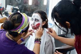 halloween ciptakan karakter zombie