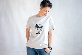 Whether you're wearing it under a blue suit or with a pair of swimming shorts, the white tee works. Diy T Shirt With Screenprinted Audrey Hepburn Secondo Piano Basic Instinct