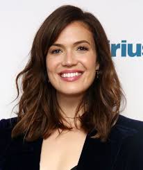 Mandy moore, who plays rebecca pearson on 'this is us,' cut her bangs before season two. Pin On Decorating Ideas For The Home