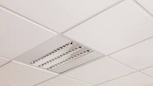 Le faux plafond en dalles est très présent dans les entreprises. Dalle De Plafond Suspendu