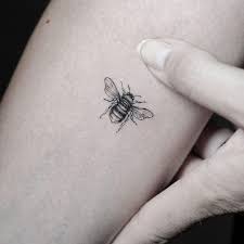More than 60.000 free tattoos. Feines Bienen Tattoo Bee Tattoo Tattoos Insect Tattoo